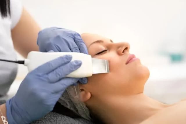 Peeling kawitacyjny czy mikrodermabrazja - co wybrać dla swojej skóry? Peeling kawitacyjny czy mikrodermabrazja - co wybrać dla swojej skóry?