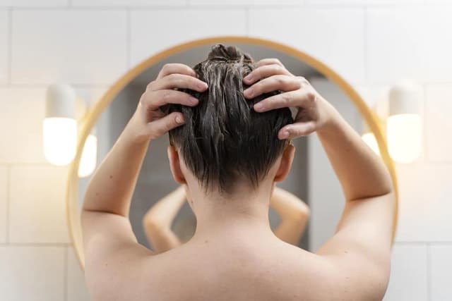Jak używać peeling do skóry głowy, aby uniknąć problemów z włosami? Jak używać peeling do skóry głowy, aby uniknąć problemów z włosami?
