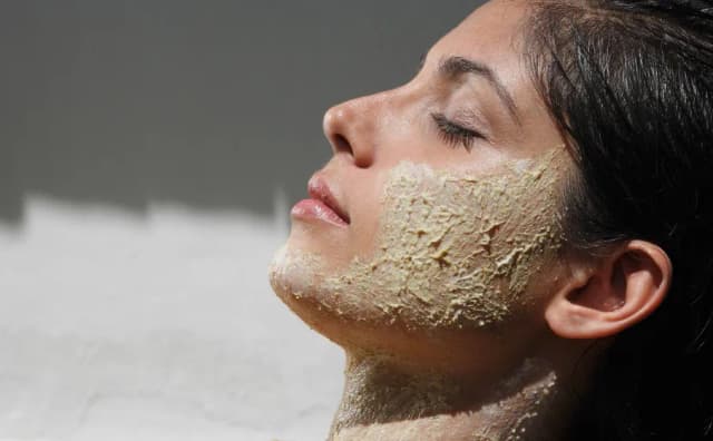 Ile trzymać peeling na twarzy, by uniknąć podrażnień skóry? Ile trzymać peeling na twarzy, by uniknąć podrażnień skóry?