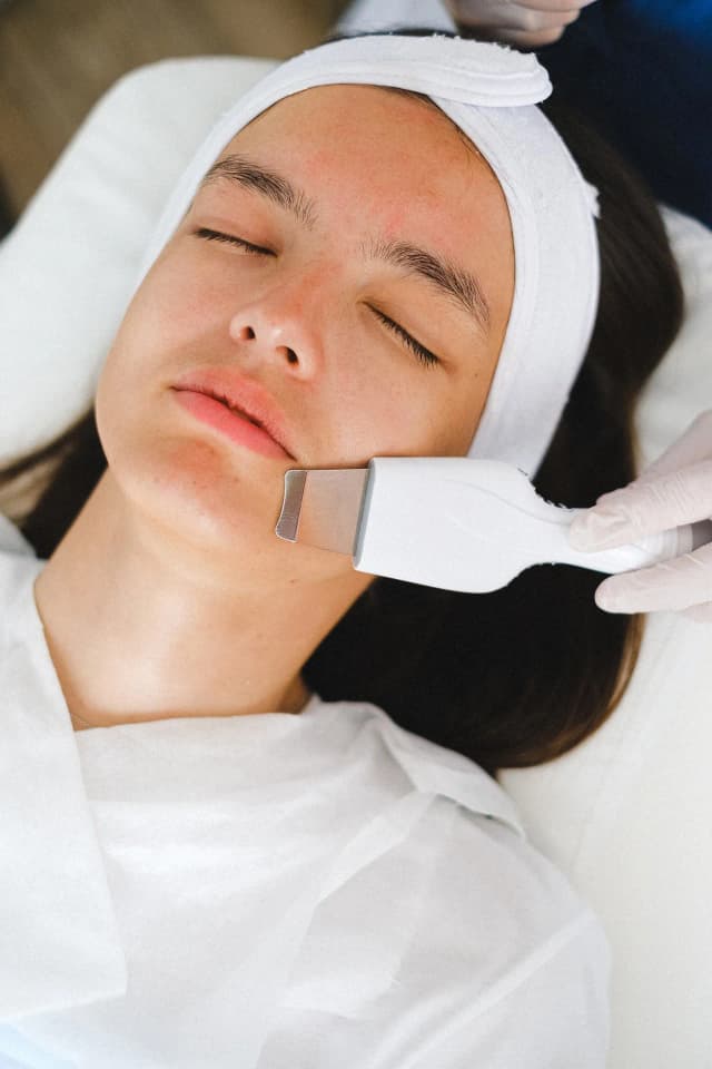 Peeling kawitacyjny – dla kogo jest bezpieczny i jakie są przeciwwskazania? Peeling kawitacyjny – dla kogo jest bezpieczny i jakie są przeciwwskazania?