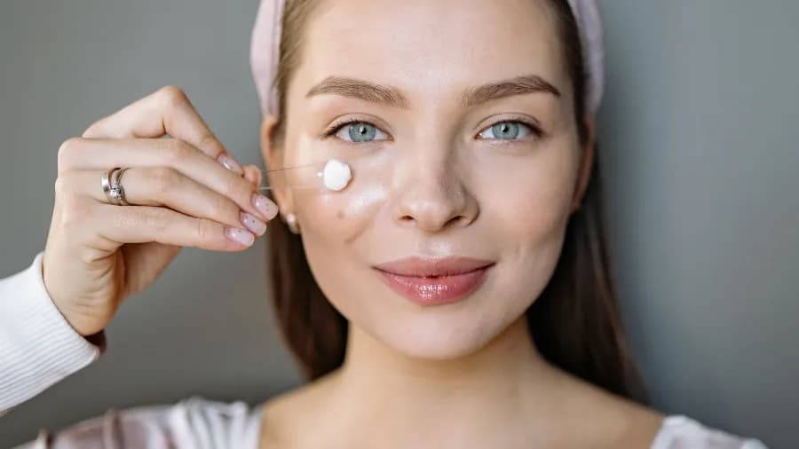 Jak często stosować peeling enzymatyczny? Bezpieczna częstotliwość dla każdego typu skóry Jak często stosować peeling enzymatyczny? Bezpieczna częstotliwość dla każdego typu skóry