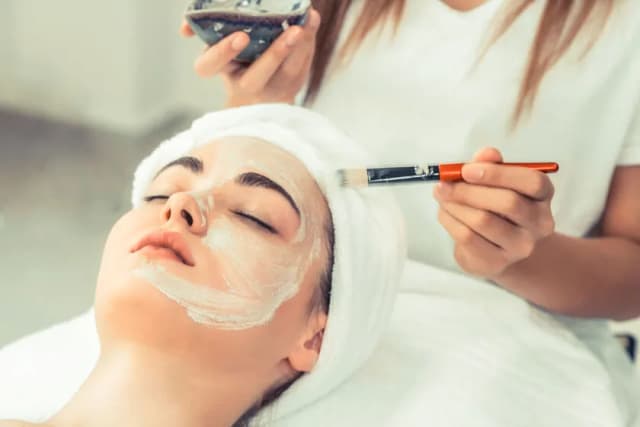 Czym jest peeling gommage? Jak działa, zalety i dla kogo jest najlepszy Czym jest peeling gommage? Jak działa, zalety i dla kogo jest najlepszy