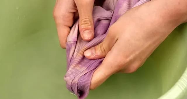 Skuteczne sposoby na usunięcie szminki z ubrań – uniknij trwałych plam! Skuteczne sposoby na usunięcie szminki z ubrań – uniknij trwałych plam!